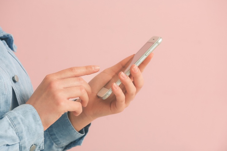 cellulare in mano