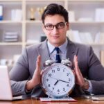 Uomo con grande orologio