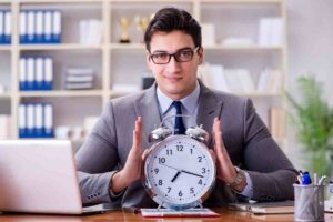 Uomo con grande orologio
