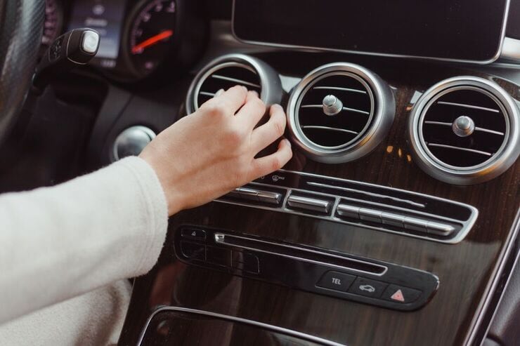 Mano di donna regola aria condizionata auto