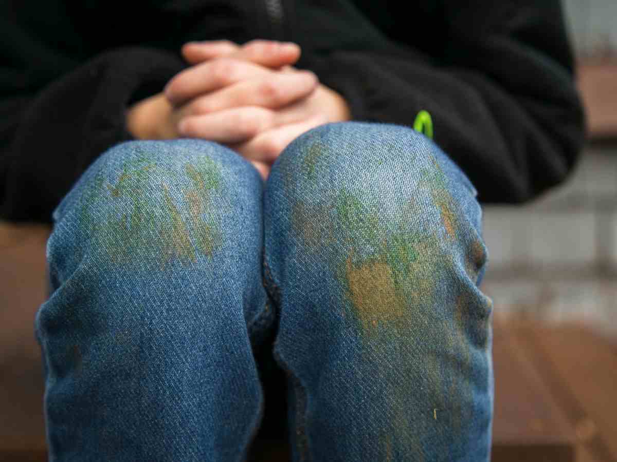 macchie di erba su pantalone