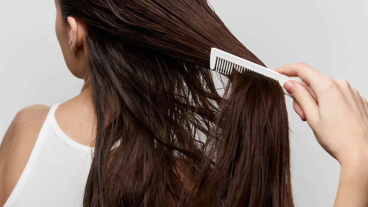 Sui capelli metti l’olio, me lo diceva la nonna, ecco cosa fa davvero