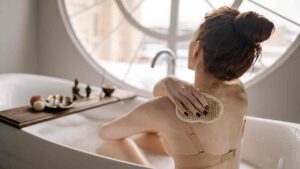 Scrub corpo durante la doccia - Aifaonlus.it