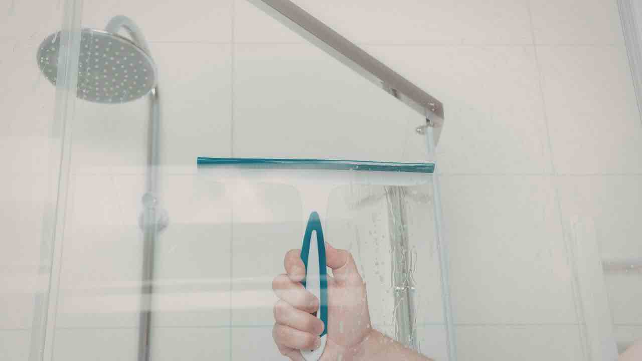 Come pulire il box della doccia | addio aloni e calcare