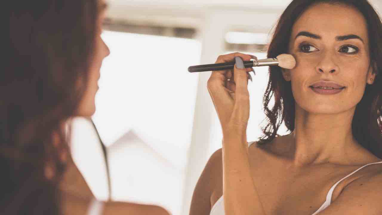 Come si esalta il viso con il blush, dove e come metterlo per valorizzare un volto stanco